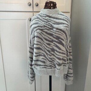 Eyeshadow | Zebra Print Pullover Sweater | Gray | Large
